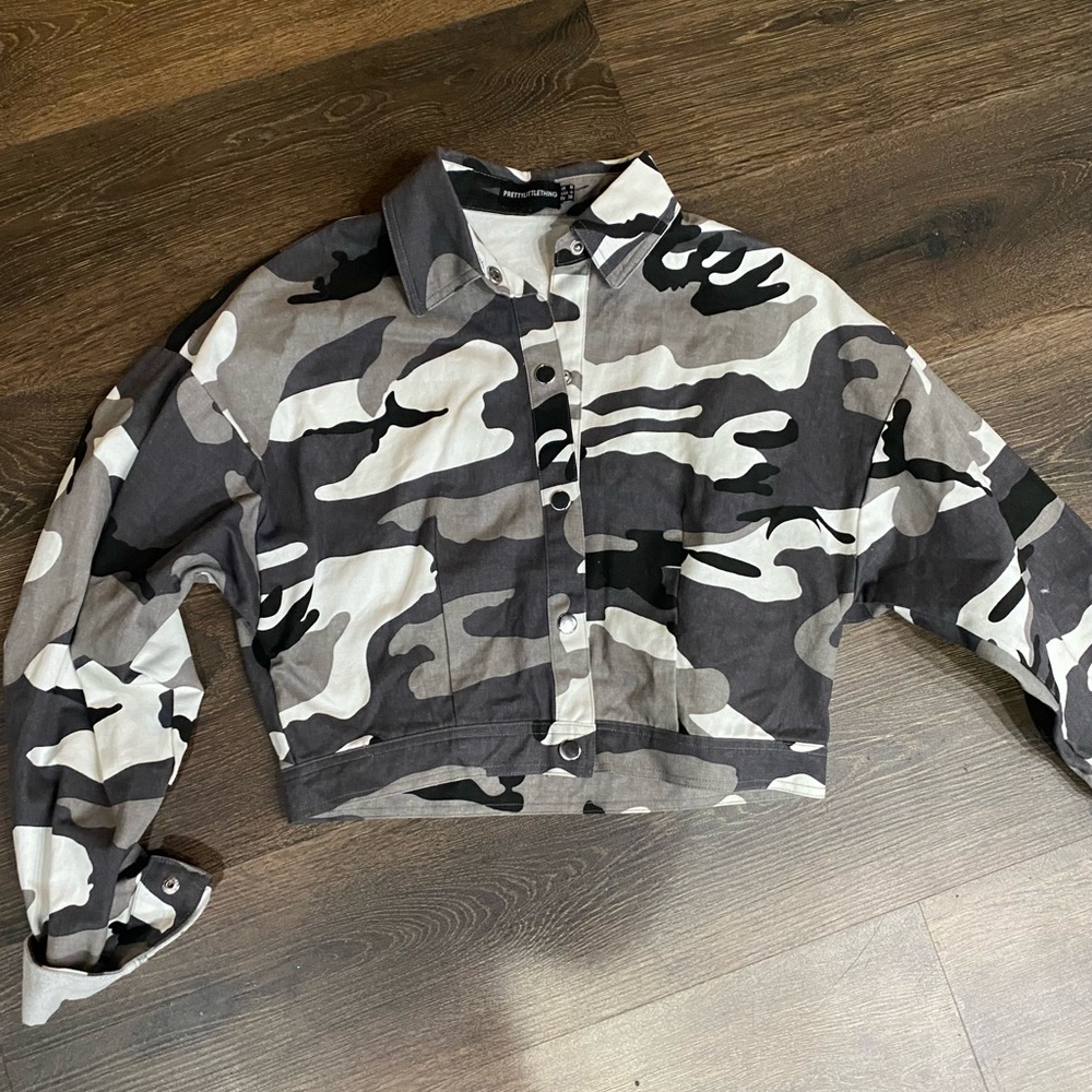 Camo gray crop shirt jacket